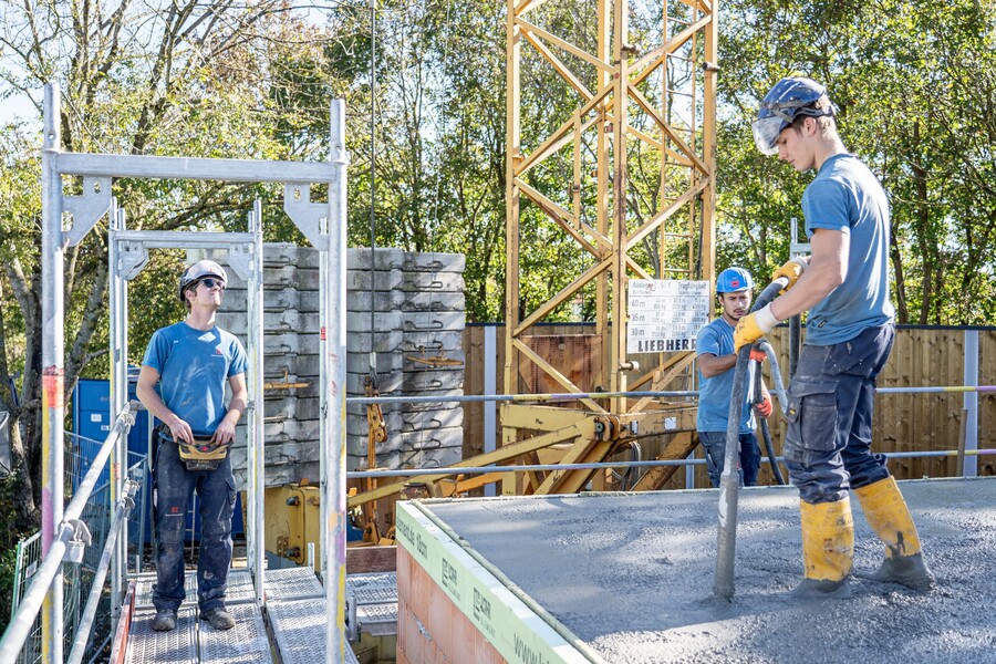 Azubis und Jung-Mitarbeiter von Hinterschwepfinger bauen Haus in Mehring-Öd