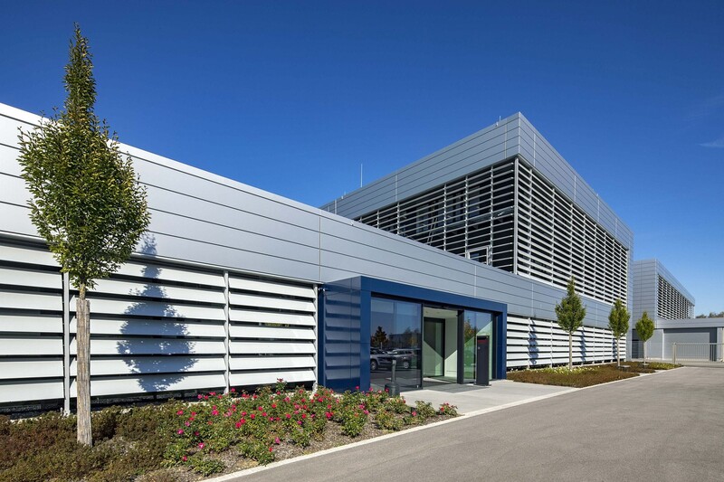 Integration eines neuen Bürogebäudes in einen gewachsenen Produktionsstandort