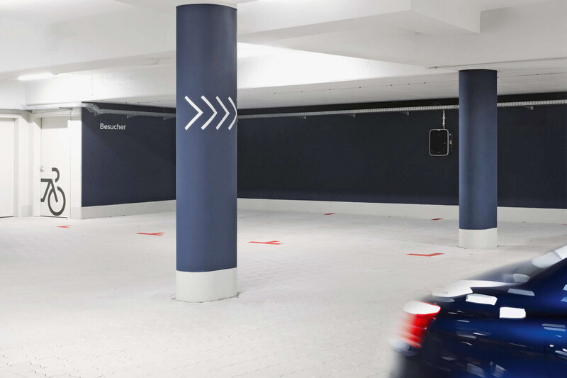 Tiefgarage mit E-Ladestation - Hinterschwepfinger Firmensitz