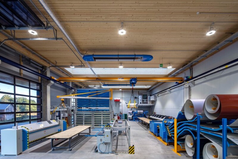 Dachkonstruktion mit 14 m langen KIELSTEG Holzelementen