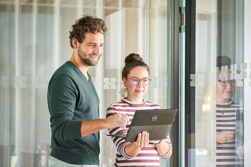 Mitarbeiter Hinterschwepfinger Büro im Stehen