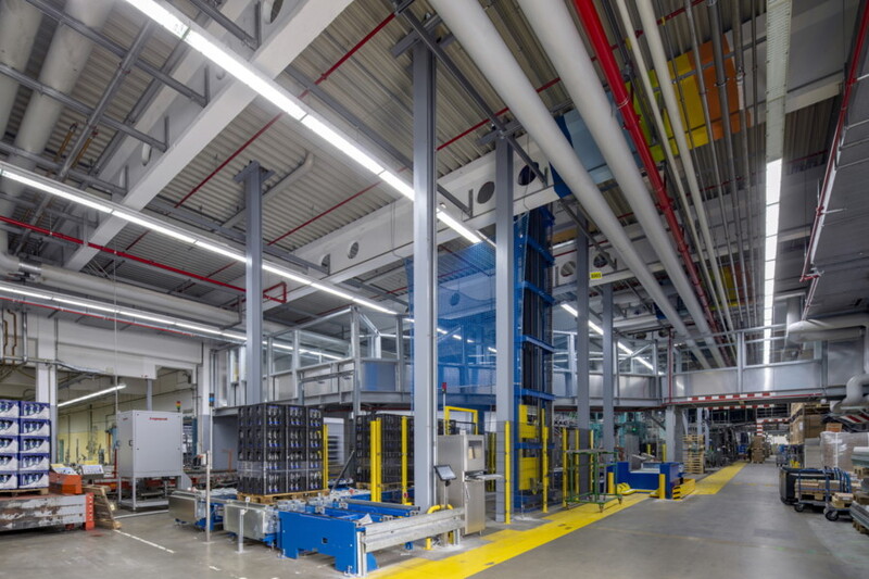 Für den Elektrohängebahn-Tunnel wurden im laufenden Betrieb Gebäudedächer geöffnet und Stahlstützen eingezogen