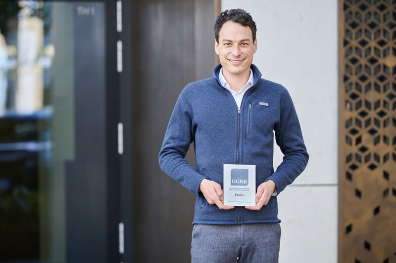 Josef Hinterschwepfinger jun. mit DGNB-Plakette in Platin