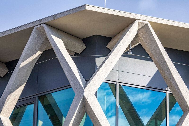 Die Fassade – eine Beton-Glas-Konstruktion – beeindruckt vor allem durch die rautenförmigen Elemente, die dem Unternehmenslogo nachempfunden sind. Von der Planung über deren Herstellung bis zur Montage war hier höchste Präzision gefordert.