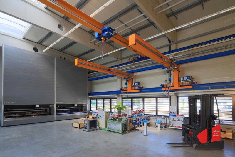Werkstatt mit Kleinteilelager und drei Kränen für die Montage