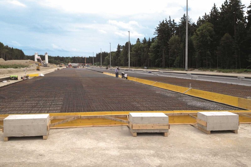 Herstellung der hochbelastbaren und flüssigkeitsdichten Bodenplatte