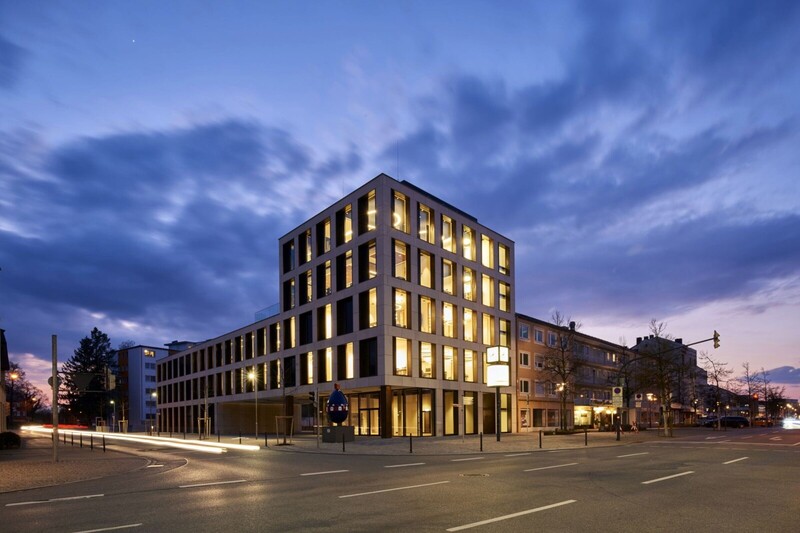 Hinterschwepfinger Firmenzentrale bei Dämmerung