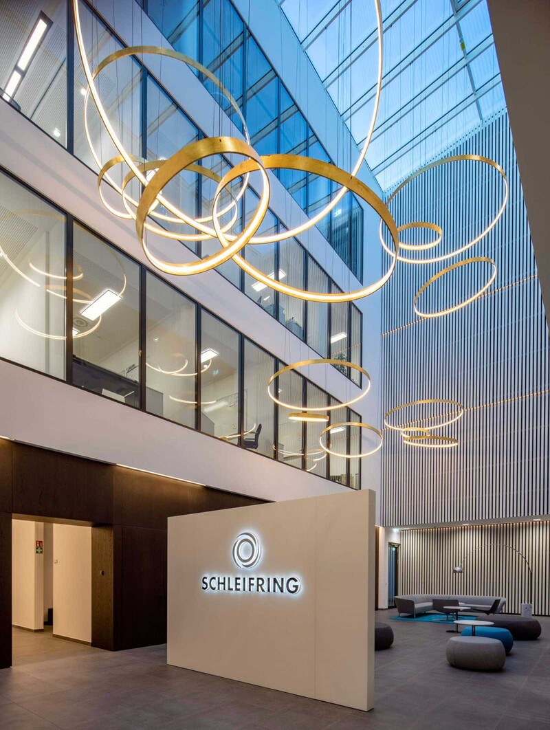 Das Glasdach prägt das Foyer und versorgt  die innenliegenden Büros mit Tageslicht