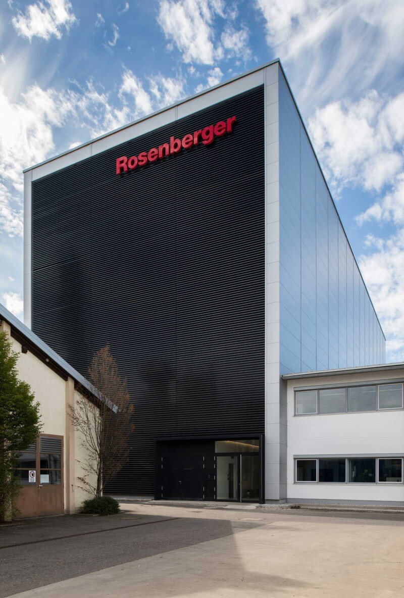 22 m hohes Hochregallager für Rosenberger mit Industrie-4.0-Technologie