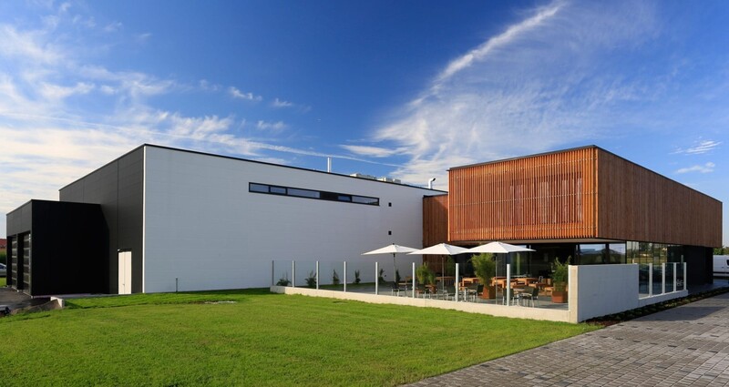 Der Neubau integriert perfekt Produktion, Warenlogistik und Cafébereich