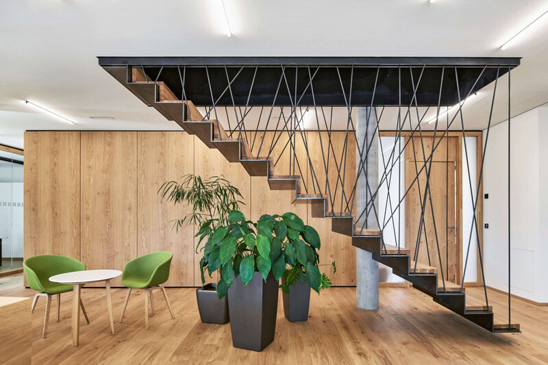 schwebende Treppe Hinterschwepfinger Firmensitz Burghausen