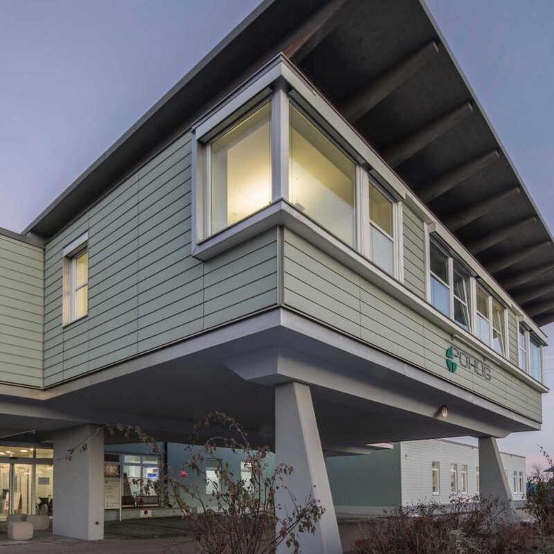 Durchgängig stimmig nach der Neugestaltung sind der Empfangsbereich, die Backoffices, die Flure und Kundenbereiche