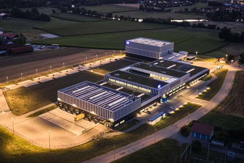 Modernes Geb&auml;ude bei nacht, beleuchtet