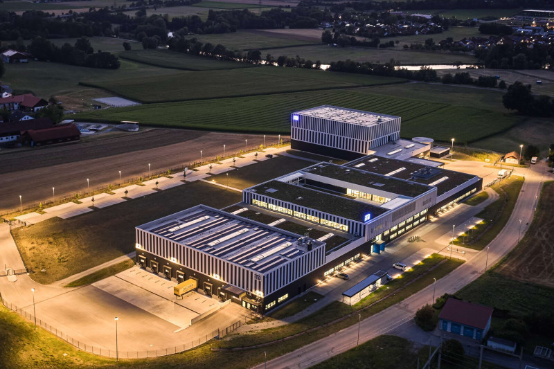 Modernes Industriegeb&auml;ude bei Nacht, beleuchtet