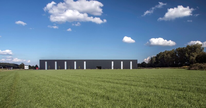 Perfekt in die Landschaft integriert zeigt sich das neue Vertriebszentrum