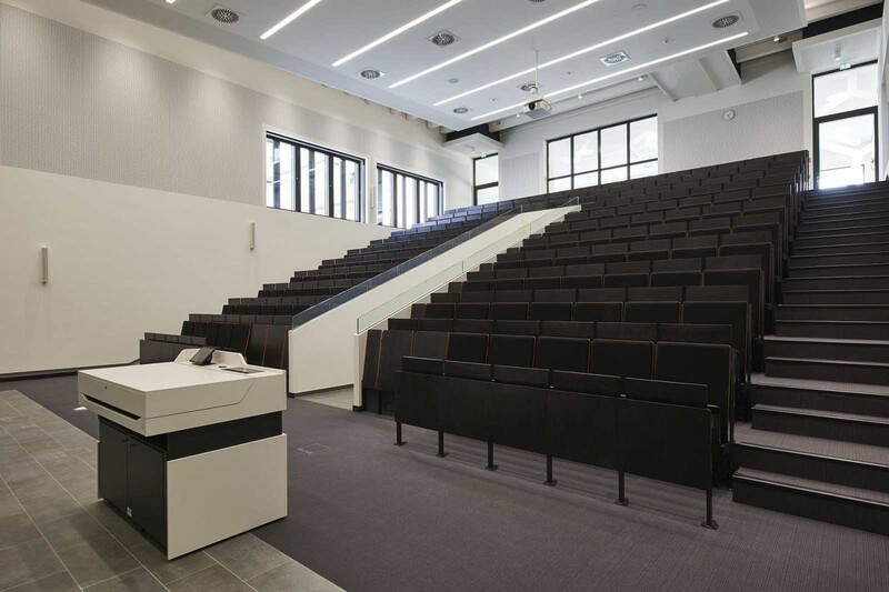Lehrsäle mit modernster Medientechnik