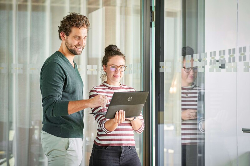 Mitarbeiter Hinterschwepfinger mit Tablet