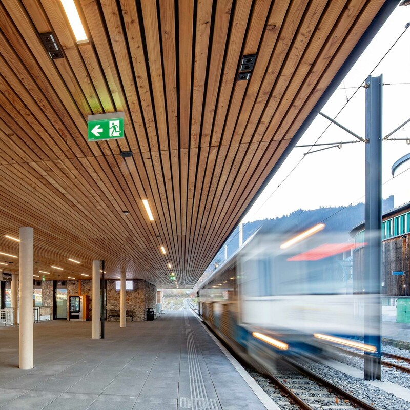 Bayerische Zugspitzbahn Bahnsteig mit Zug