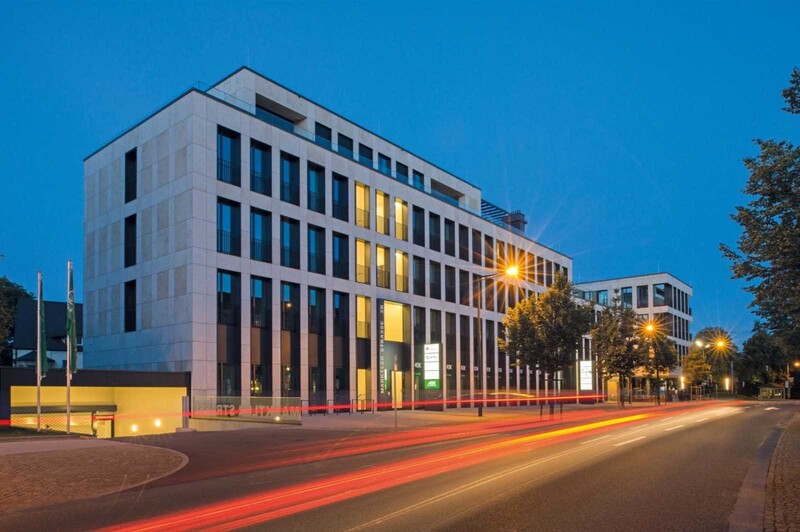 Klare Architektursprache mit edler Fassade aus Naturstein