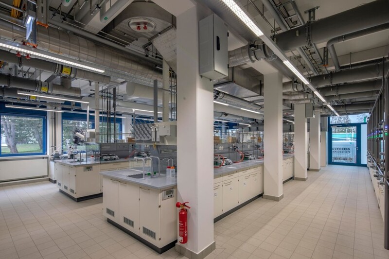 Labortische mit Medienanbindungen