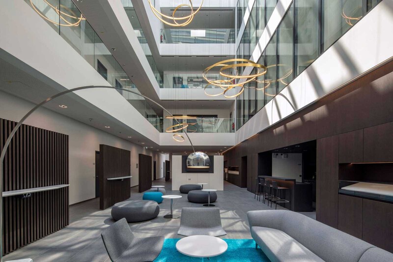 Schleifringe als wiederkehrendes Motiv prägen auch das Foyer bei Schleifring