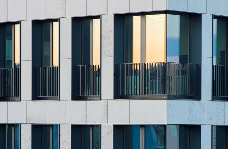 Optimale Tageslichtausbeute und effektiver Sonnenschutz durch Spezialverglasung