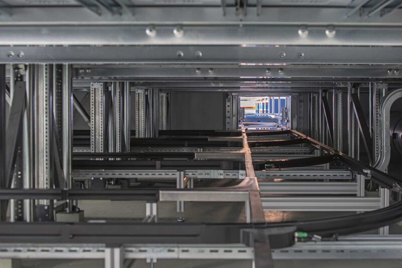 Autonome Schwarmroboter übernehmen den Transport der Teile zwischen Hochregallager und Montagebereichen