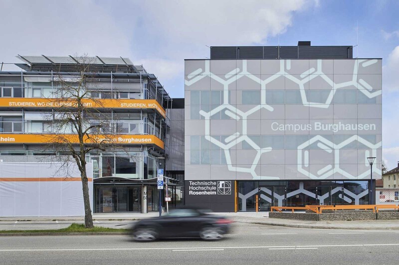 Campus Burghausen mit Molekül-Struktur auf der Milchglasverkleidung