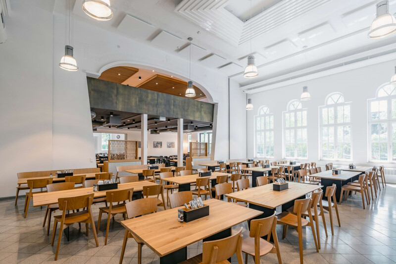 Moderne Kantine in historischem Ambiente