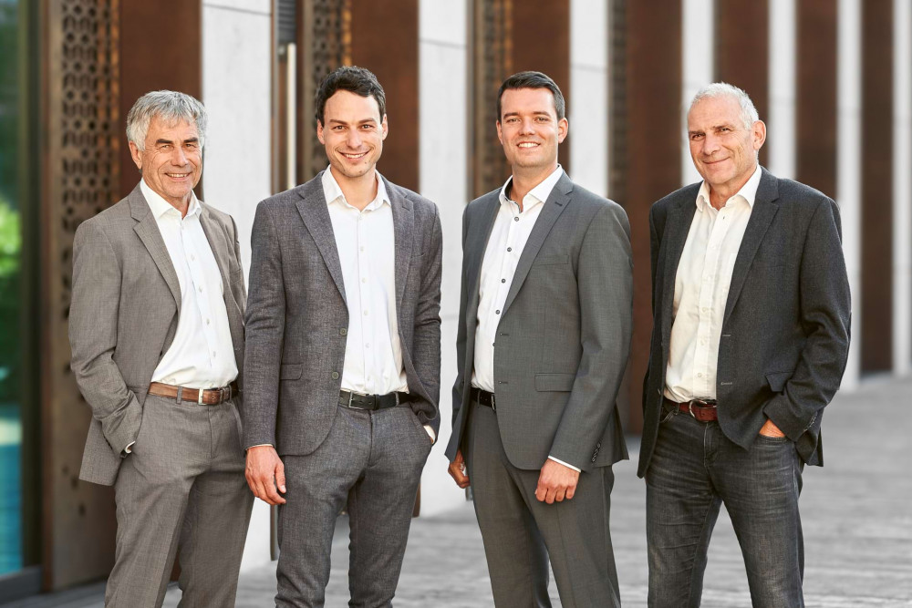 Josef Hinterschwepfinger jun. (2.v.l.) und Stefan Kaspar (2.v.r.) bilden die neue Gesch&auml;ftsf&uuml;hrung der Hinterschwepfinger Projekt GmbH. Alfred (r.) und Josef Hinterschwepfinger sen. (l.) stehen dem Unternehmen weiterhin beratend zur Seite. Foto: Hinterschwepfinger
