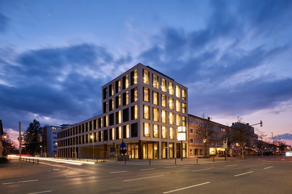 Hinterschwepfinger Firmenzentrale bei D&auml;mmerung