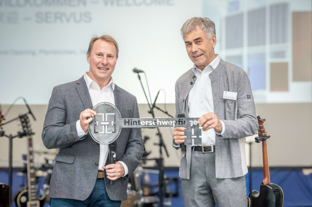 Josef Hinterschwepfinger (rechts) überreicht den symbolischen Schlüssel für den neuen Firmensitz an iTD-Geschäftsführer Quintin Potgieter.