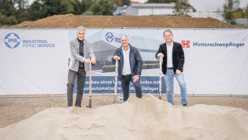 Spatenstich IPS Neubau (von links) Generalplaner und Generalunternehmer Josef Hinterschwepfinger, IPS-Geschäftsführer Hans-Jörg Behensky, Bürgermeister Florian Schneider.