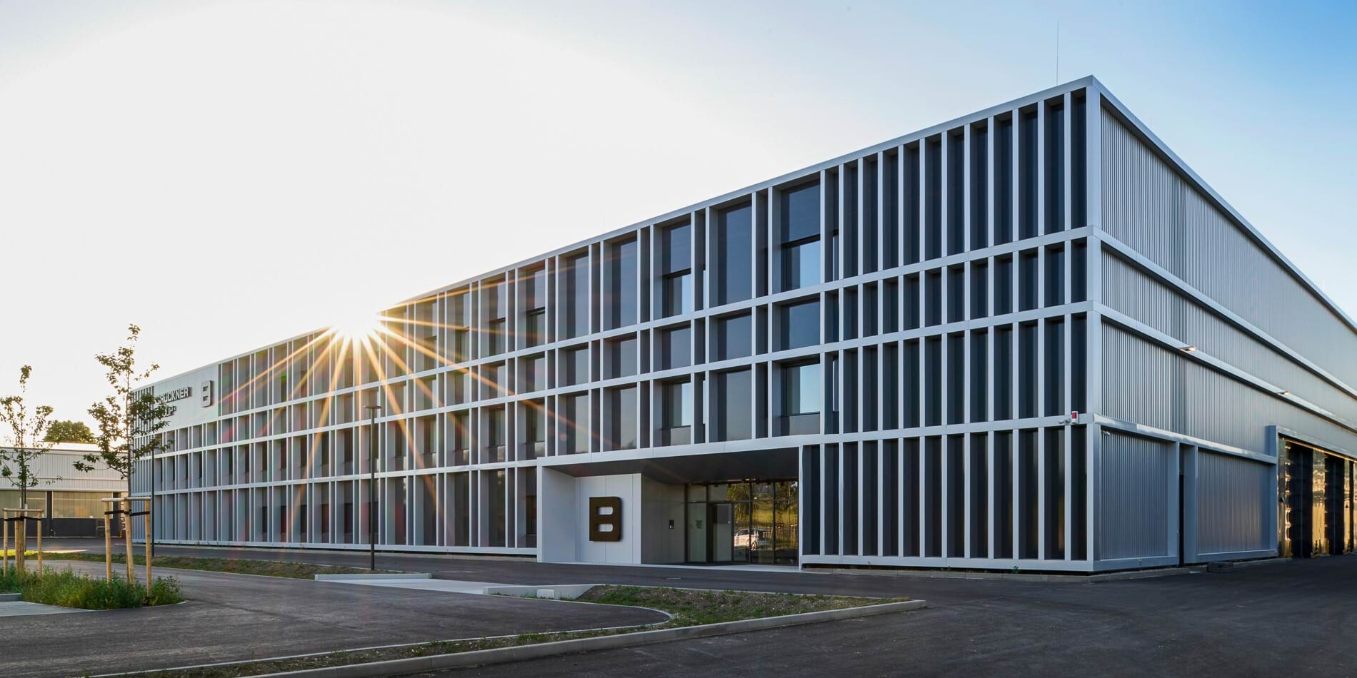 Br&uuml;ckner Standort Traunreut Fassade mit Sonne