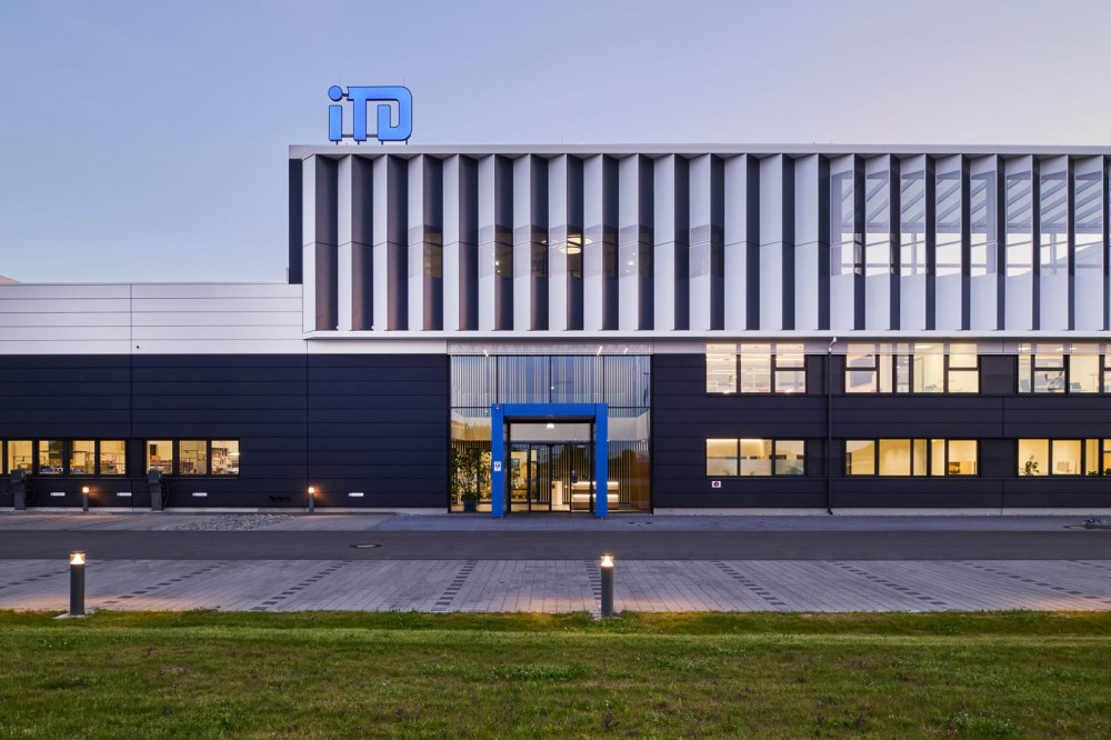 Eingang mit Windfang Logo iTD Dämmerung