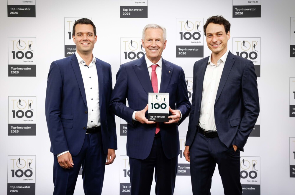 Bundespr&auml;sident a.D. Christian Wulff (Mitte) &uuml;berreicht die Auszeichnung Top 100 an die Hinterschwepfinger-Gesch&auml;ftsf&uuml;hrer Josef Hinterschwepfinger jun. (rechts) und Stefan Kaspar (links). Foto: KD Busch / compamedia