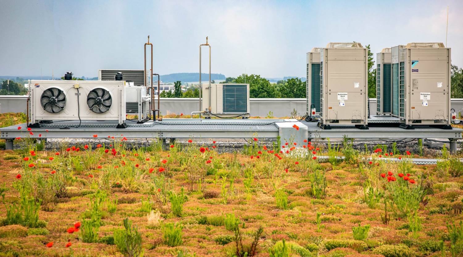 Nachhaltiges Bauen mit begrünten Dächern und intelligenter Klimatisierung