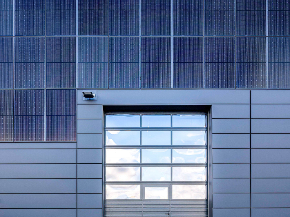 Die Fassaden-PV mit einer Leistung von 200 kWp ist nahtlos in die Fassade integriert.