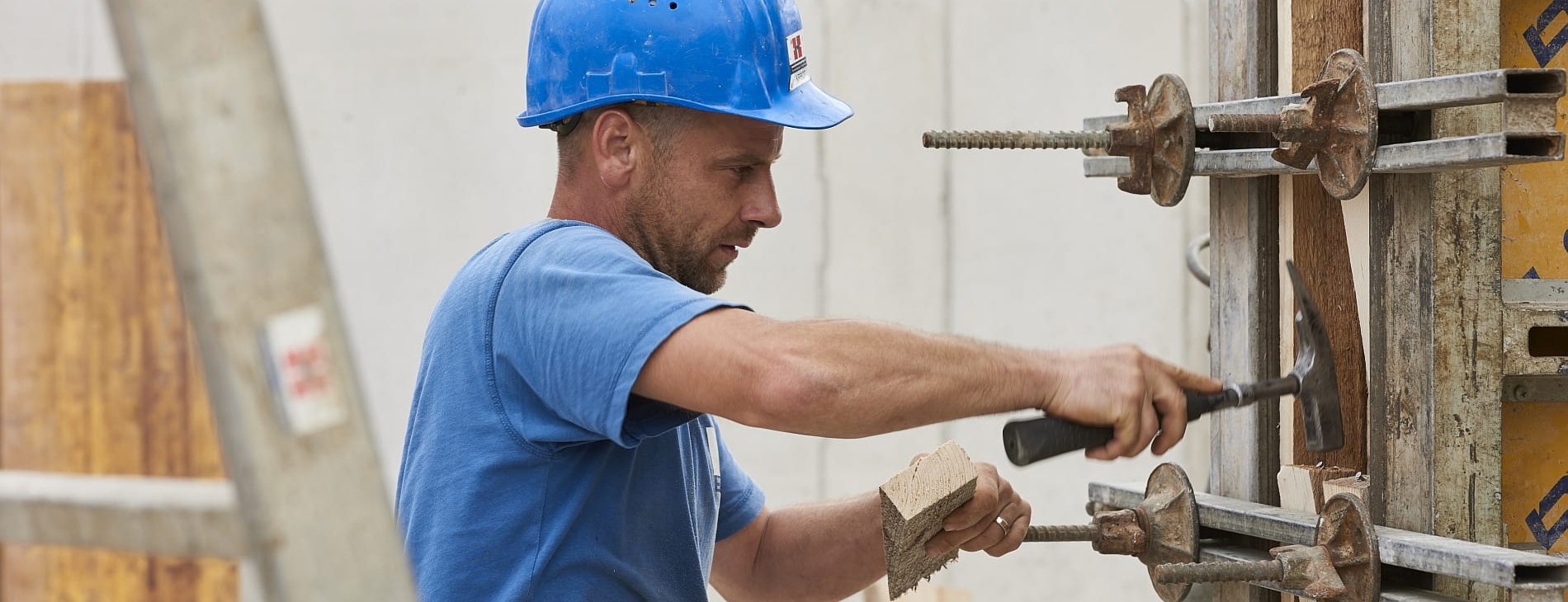 Schalungszimmerer auf der Baustelle