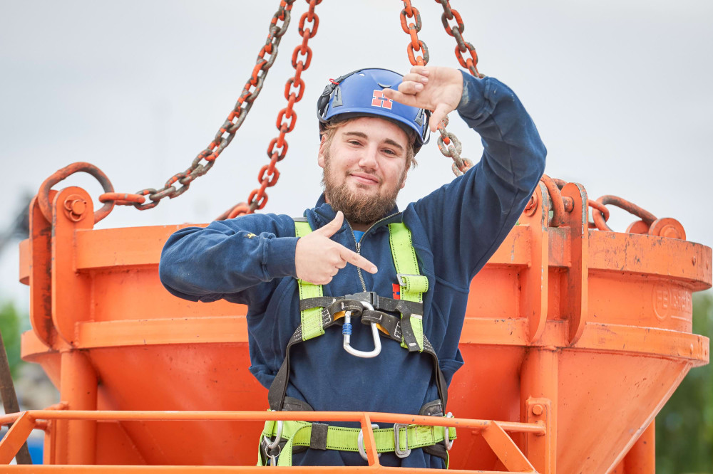Sichere Baustelle - Mitarbeiter blickt in die Kamera