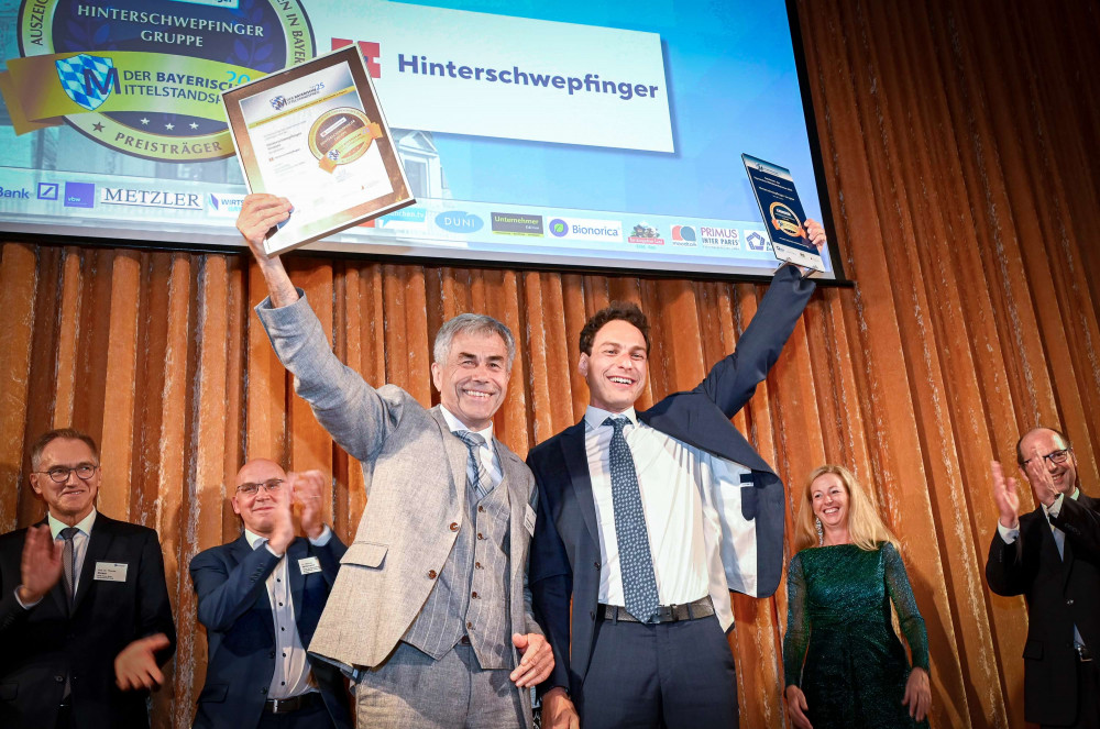 Josef Hinterschwepfinger (links) und Josef Hinterschwepfinger jun. nehmen den Bayerischen Mittelstanddspreis entgegen.