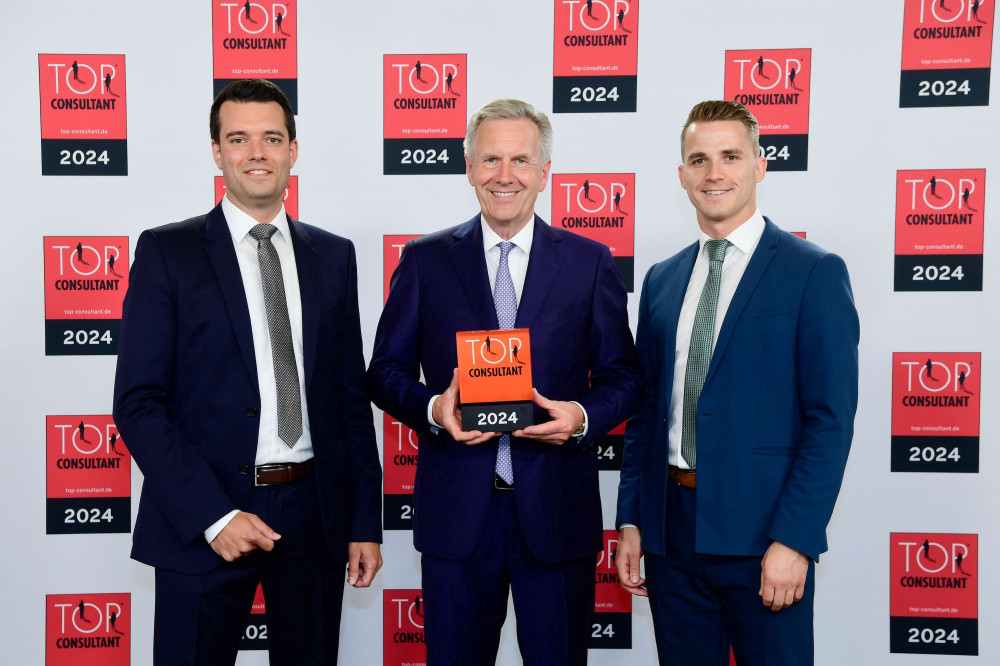 Bundespräsident a.D Christian Wulff (Mitte) überreichte die Auszeichnung Top Consultant an die Geschäftsführer der Hinterschwepfinger Fabrikplanung GmbH Stefan Kaspar (links) und Christoph König (rechts). Foto: KD Busch / compamedia
