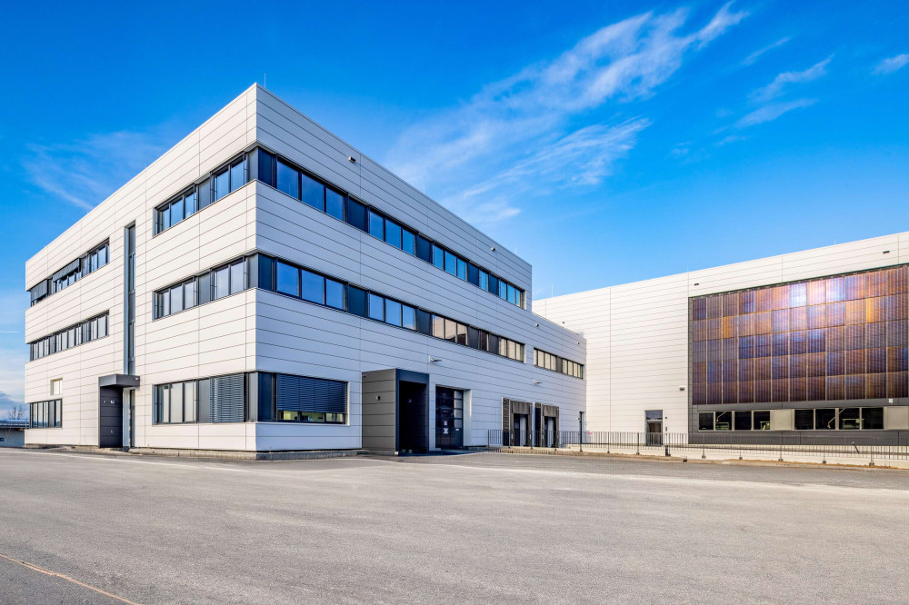 In Rekordzeit hat Hinterschwepfinger die FENECON-Fabrik in Iggensbach konzipiert, geplant und gebaut.