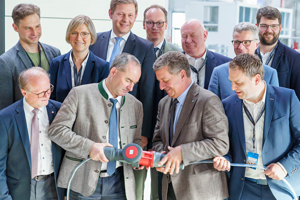 Sie schlossen das neue FENECON-Werk symbolisch an das Stromnetz an (vorne von rechts): Geschäftsführer Franz-Josef Feilmeier, Bauminister Christian Bernreiter, Wirtschaftsminister Hubert Aiwanger und Iggensbachs Bürgermeister Wolfgang Haider.