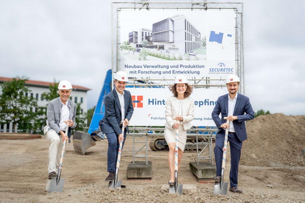 Neubibergs Bürgermeister Thomas Pardeller (von rechts), Securetec-Vorstand Verena Zimmermann, Aufsichtsratsvorsitzender Dr. Oliver Wulff und Generalplaner sowie Generalunternehmer Josef Hinterschwepfinger setzen den symbolischen ersten Spatenstich für den ne